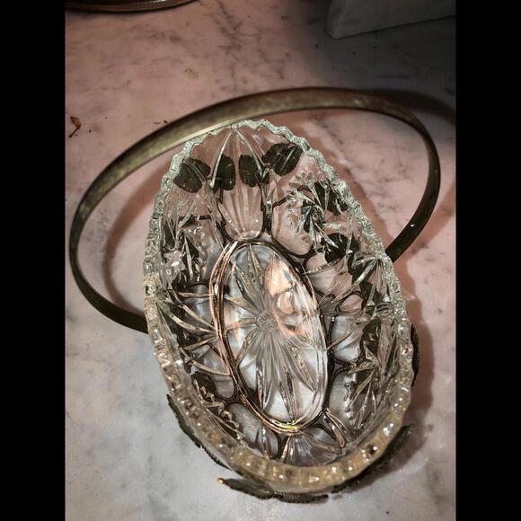 VINTAGE HEAVY SAWTOOTH GLASS BOWL METAL BASKET LEAF DESIGN WITH HANDLE - Picture 2 of 3